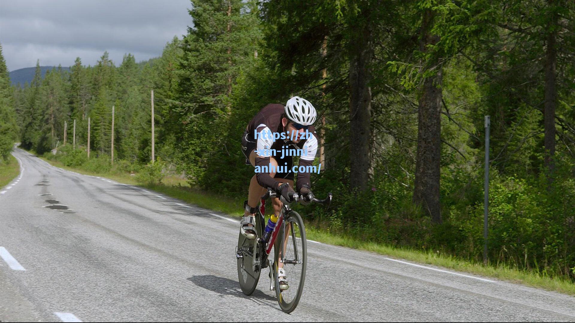 杨毅盛赞杨瀚森，球场沟通大师的松弛感，塑造新一代男篮领袖风范